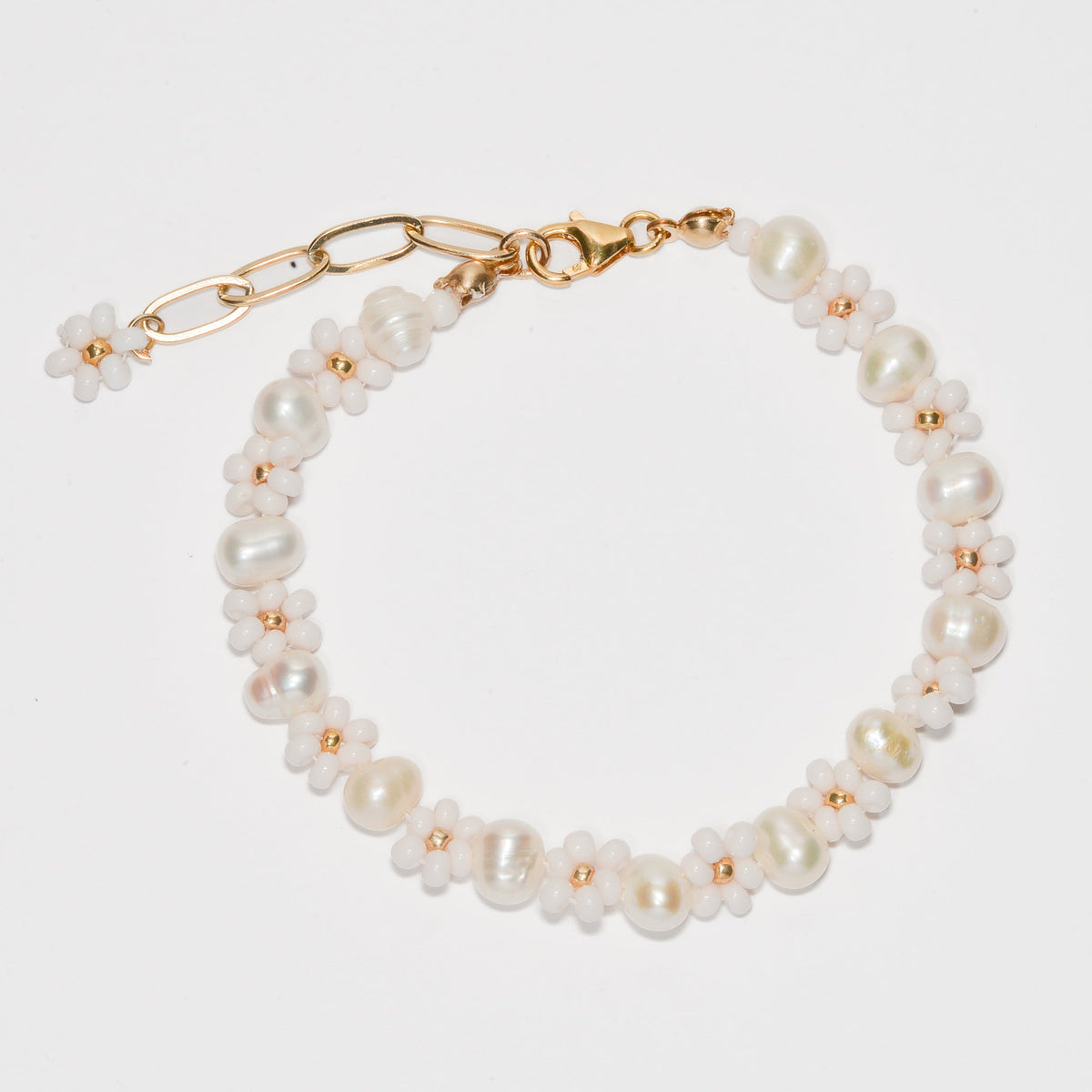La Pearla - Perlenarmband mit Blümchendetails weiß