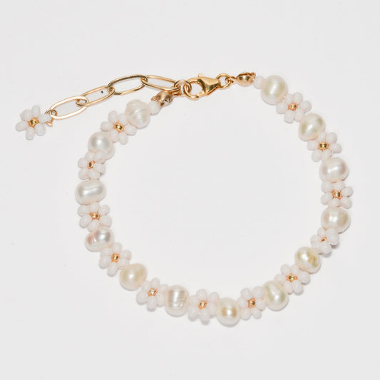 La Pearla - Perlenarmband mit Blümchendetails weiß