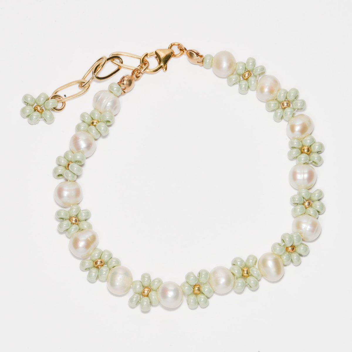 Eloise -Perlenarmband mit Blümchendetails Salbeigrün