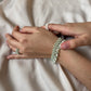 Eloise -Perlenarmband mit Blümchendetails Salbeigrün