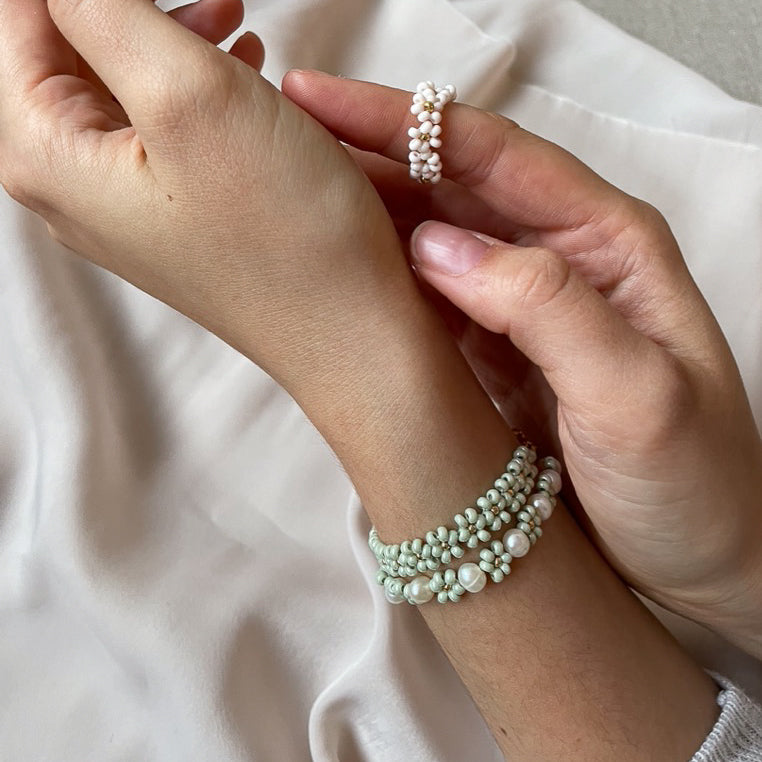 Eloise -Perlenarmband mit Blümchendetails Salbeigrün