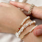La Pearla - Perlenarmband mit Blümchendetails weiß