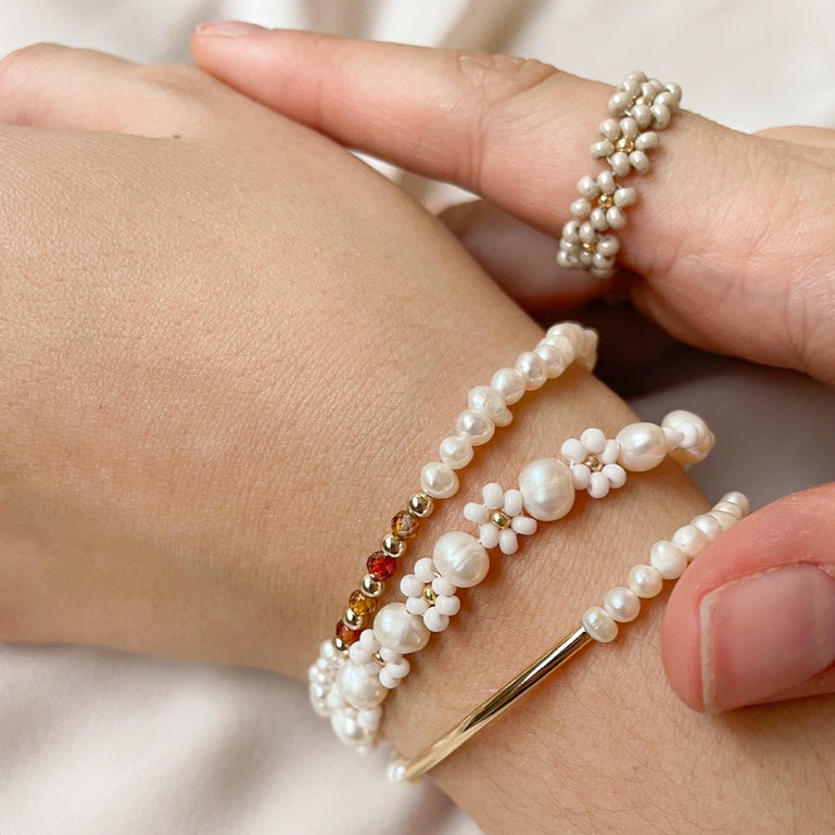 La Pearla - Perlenarmband mit Blümchendetails weiß