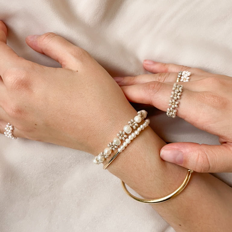 Sissi - Perlenarmband mit Blümchendetails Greige